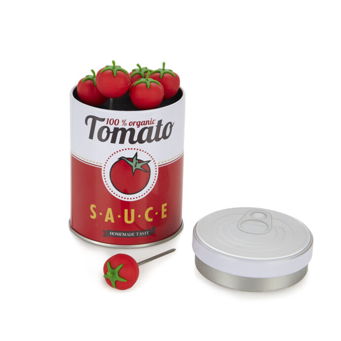 Ένα διασκεδαστικό σετ για το σερβίρισμα των σνακς. Σετ από 6 πιρουνάκια κερασμάτων με σχεδιασμό tomato. Tοποθετημένα σε ένα πρωτότυπο κουτί κονσέρβα για εύκολη αποθήκευση. Κατασκευασμένα από ανοξείδωτο ατσάλι. Διαστάσεις σετ: Μ7 x Π7 x Υ10 εκ. Designed by Oscar Torrent