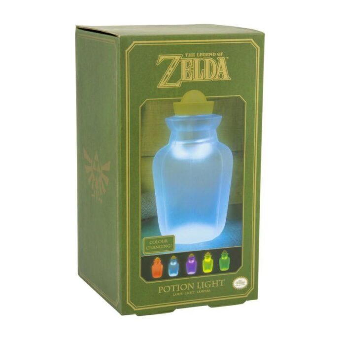 Potion Jar Light  Φωτίστε το δωμάτιό σας με αυτό το εμβληματικό The Legend of Zelda Potion Jar Light. Το φως μπορεί να είναι κόκκινο, μπλε, πράσινο, πορτοκαλί ή κίτρινο, και μπορεί επίσης να ρυθμιστεί σε αργή φάση μεταξύ των χρωμάτων. Οι Μπαταρίες δεν συμπεριλαμβάνονται στην συσκευασία.  Επίσημο προϊόν από την Paladone.  